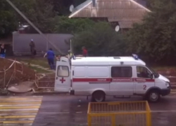 Лежащего в грязи под дождем мужчину нашли в старой части Волгодонска