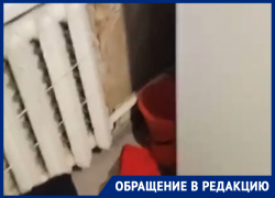 «Скажите, как выжить?»: жители дома на улице Морской не могут справиться с потопом из-за протекающей крыши 