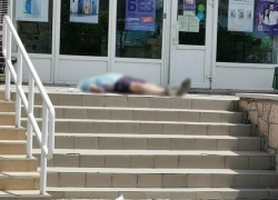 Погибшего мужчину нашли у входа в ТД «Радуга» в Волгодонске