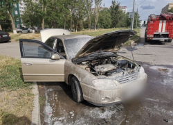 На улице Дружбы загорелся автомобиль, взрыва чудом удалось избежать