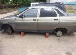 В Волгодонске снова начали массово снимать колеса и номера с машин