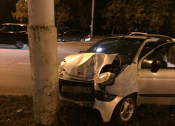 «Матиз» с пьяной женщиной за рулем врезался в столб у «Мирного атома» в Волгодонске  