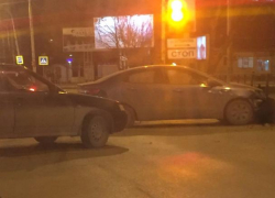 «ВАЗ» и KIA перегородили проспект Строителей в центре Волгодонска после ДТП