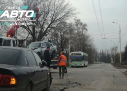 Из-за лобового ДТП на Первомайском было парализовано движение троллейбусов 