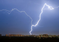 От удара молнии в многоквартирных домах на В-9 массово сгорела бытовая техника