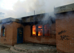 Крупный пожар в сквере Дружба: загорелось заброшенное здание игровых автоматов