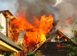 В Дубовском районе пожар в одноэтажном доме тушили в течение трех часов