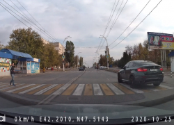 «Светофоры не для нас»: водитель «БМВ» проехал на «красный» у сквера Дружба