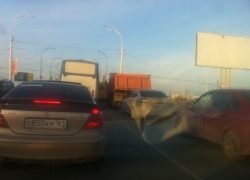 В Волгодонске из-за поломавшегося троллейбуса около десятки автомобилей застряли в пробке на мосту