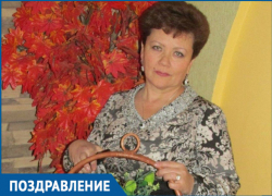 Исполняющая обязанности директора ДСиГХ Елена Нигай отмечает день рождения