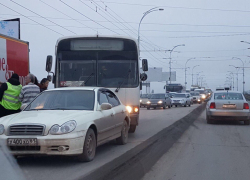 Из-за небольшого ДТП на полчаса было парализовано движение на мосту в Волгодонске 