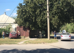 В Волгодонске в результате ДТП «Матиз» вынесло на забор частного дома