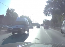 Обнаглевшие в край водители: за скорой по встречке через двойную сплошную