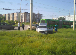 В Волгодонске автоледи на «Опеле» протаранила ВАЗ и врезалась в столб