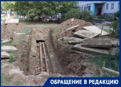 Огромная коммунальная яма с оголенными трубами мозолит глаза волгодонцам 