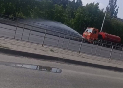 Проспект Строителей начали мыть по утрам водой из поливальных машин 