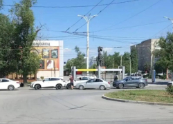 В Волгодонске автобусы не могут подъехать к остановкам из-за очередей на АЗС