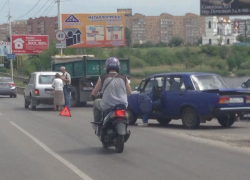 Волгодонцы начинают привыкать к пробкам на путепроводе - очередное ДТП в час пик