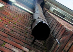 Бытовой техники на 60 000 рублей с помощью водосточной трубы украл мужчина из высотки в Волгодонске 