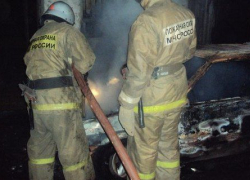 Гараж вместе с ВАЗом сгорели на улице Весенней в Волгодонске