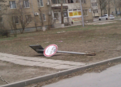 В Волгодонске порывистый ветер наносит ущерб имуществу города и его жителям