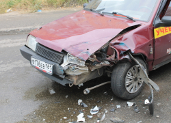 В Волгодонске на Горького столкнулись учебный «ВАЗ-21099» и «Нива» (ФОТО)