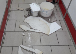 В Волгодонске часть потолка в магазине «Радеж» рухнула от дождя, едва не задев посетителя