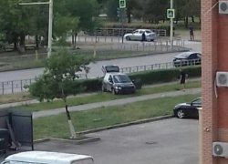 Минуя забор и кусты, Хендай вылетел на пешеходную дорожку