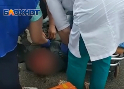 Жуткие кадры погрузки мотоциклиста в «скорую» после ДТП на мосту попали на видео