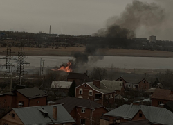 Огонь охватил берег Сухо-Соленовского залива в Волгодонске 