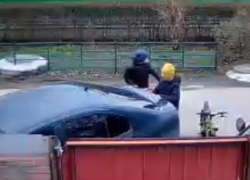  «Это же дети!»: малолетние воры оторвали и украли значок с автомобиля в старом городе