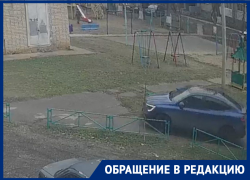 «Куда написать, чтобы наши дети гуляли на детской площадке в безопасности?»: жители улицы 30 лет Победы жалуются на автохамов