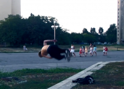 В Волгодонске любители паркура и опасных трюков на городских улицах сняли ВИДЕО