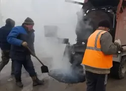 На Жуковском шоссе устраняют ямочность рециклером асфальтобетона