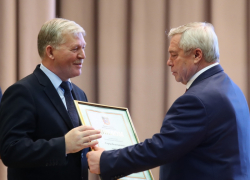 Губернатор Голубев вручил главе администрации Волгодонска диплом за эффективную деятельность мэрии