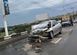БМВ «снесло» переднюю часть в ДТП с троллейбусом