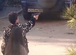 Подростки устроили стрельбу из пневматического пистолета по животным и друг в друга в центре Волгодонска, - очевидцы