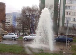 Коммунальный фонтан забил из-под асфальта в микрорайоне В-У в Волгодонске