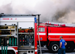 В промзоне Волгодонска произошел пожар на складе древесины