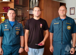 Медаль вручили спасшему детей из огня жителю Зимовниковского района