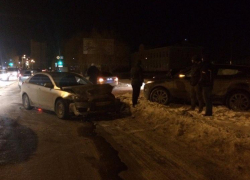 «Мицубиси» занесло на скользкой дороге и отбросило в «Рендж Ровер» в Волгодонске