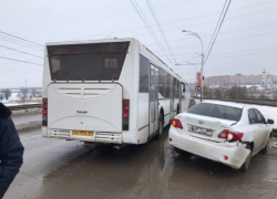 На путепроводе произошло ДТП с участием автобуса №51 и «Тойоты»