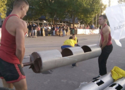 Сильнейшие люди Волгодонска играючи тягали 90-килограммовые «чемоданы» и таскали автомобили