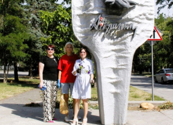 Сотрудницы Думы подновили памятник Пушкину