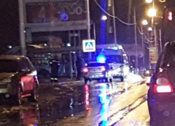 Авария с выездом чёрной «Приоры» на «встречку» на улице Степной в Волгодонске создала затор