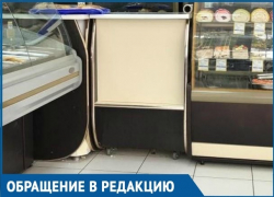Школьник пожаловался на невыносимую грязь под прилавками в городской кулинарии 