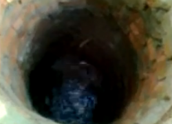 В Волгодонске ничейная вода утекает из ничейной трубы — жители дома на Морской, 56