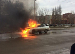 Полыхающая "Лада Приора" недалеко от "Сокол Моторс" попала на видео