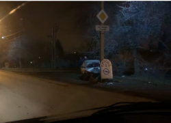 ВАЗ влетел в столб после ДТП на Степной