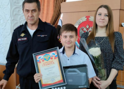 Полицейские наградили 10-летнего Диму Русакова за спасение девушки от 37-летнего похитителя из Калмыкии